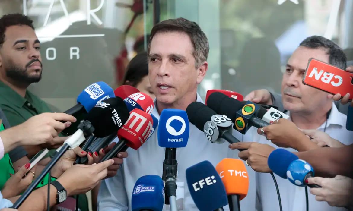 Bolsonaro sofre queda, tem traumatismo craniano leve e retorna à Superintendência da PF