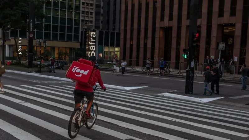 A precarização do risco: Pesquisa revela como algoritmos pressionam ciclistas entregadores ao perigo