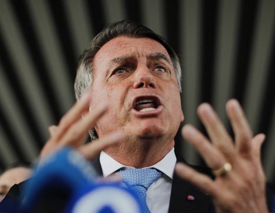 Moraes determina monitoramento 24h de Bolsonaro por risco de fuga antes de julgamento no STF